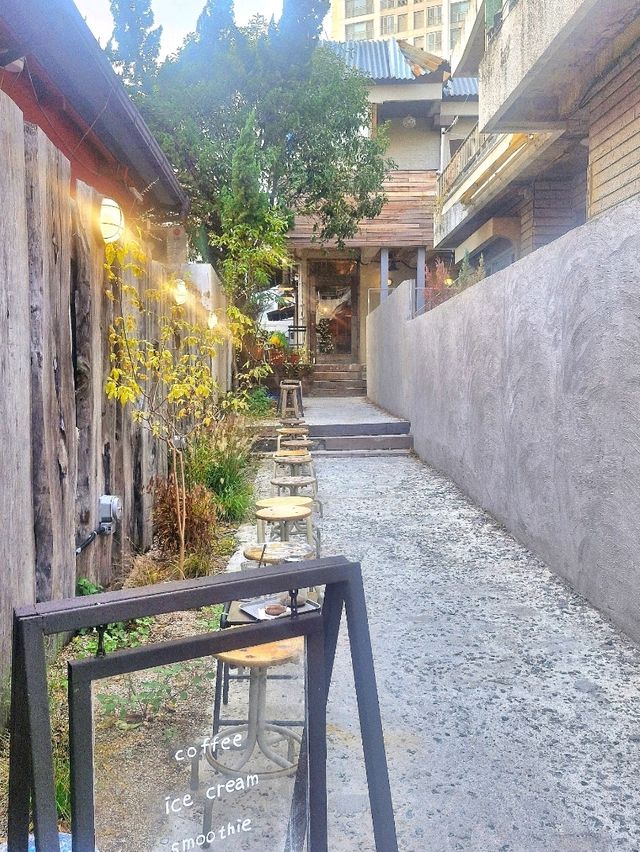 부산 골목 안에 이런 분위기 카페가? 감성 폭발 공간 리뷰!✨ 부산 골목 안에 이런 분위기 카페가? 감성 폭발 공간 리뷰!✨