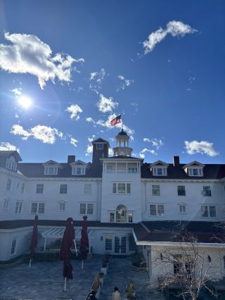 ความทรงจำอันเลือนรางซ่อนอยู่ภายใต้รูปลักษณ์ภายนอกสีขาวสะอาดตา: โรงแรมสแตนลีย์