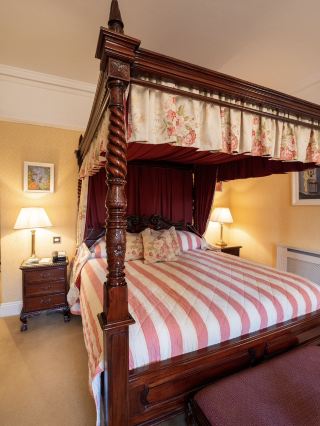 王族のような眠りを体験できる四柱式キャノピーの下で