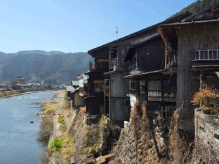 郡上市八幡町新町：小さな町をのんびり散策、地元らしい風情を満喫。