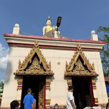 🙏🏻 象が一番多い森の寺院でルアン・プー・トゥアット師に敬意を表し