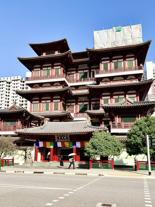 Step into the most breathtaking Tang Dynasty aesthetics in Chinatown! A traveler's first-hand guide: How to visit the Buddha Tooth Relic Temple with respect and cultural etiquette.