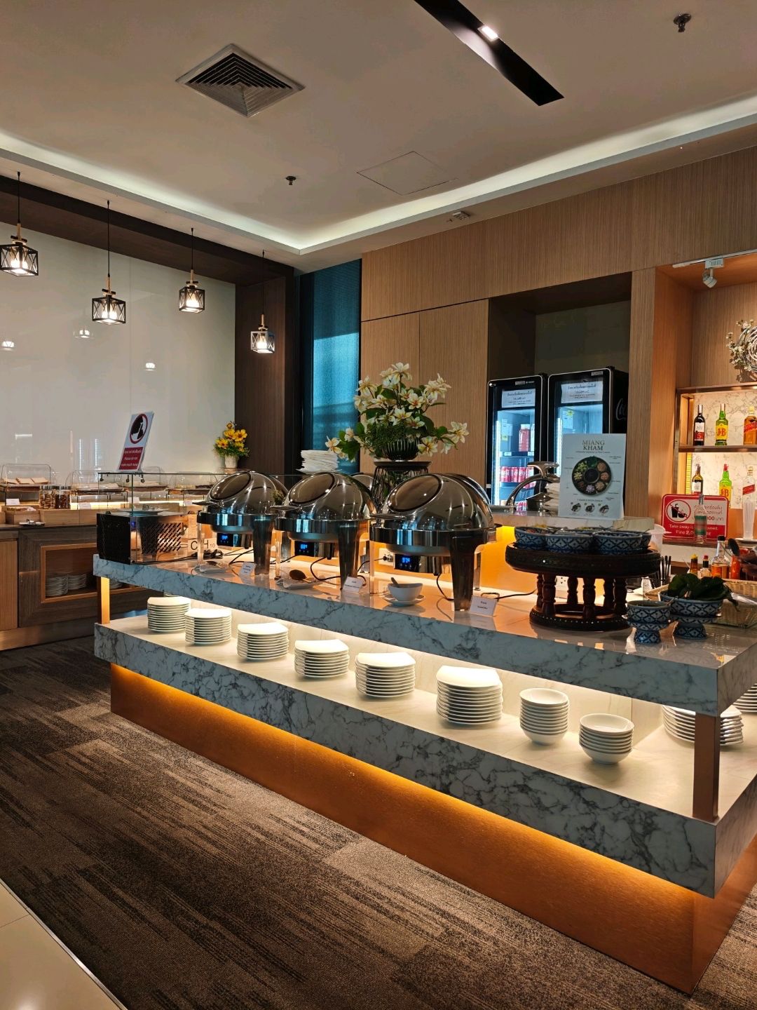 Cara Pakai Akses Gratis Miracle Lounge dari Trip

1. Pesan layanan di Aplikasi Trip minimal 3 kali untuk mencapai level Platinum (kamu bakal dapet 1 akses Lounge gratis)
2. Pesan tiket pesawat lewat Aplikasi Trip dan kamu bisa langsung tambahin layanan Lounge gratis di aplikasinya
3. Di hari keberangkatan, buka kode QR di aplikasi Trip + tunjukin tiket pesawat kamu di konter Lounge

Setelah itu, kamu bisa nikmatin layanannya gratis selama 2 jam.
Ada makanan, minuman, dessert, dan tempat istirahat yang nyaman banget.
Perut kenyang, nyaman, hemat budget, worth it banget pokoknya. Jangan lupa manfaatin benefit kamu ya!