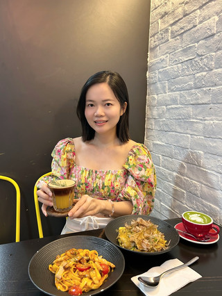昨晚在啓德體藝館欣賞匯演,中午在附近土瓜灣有間人氣cafe 品嚐美食💕

HeySoNuts 今期新品水準仍然不錯👍
               
自家製煙燻豬腩韓式玫瑰醬闊條麵 
帶有少辣的自家製煙燻豬腩惹味香口,有粒粒蕃茄開胃好好吃

更配上Jasmine orange black 香濃黑咖啡☕️配香燈香氣撲鼻

📍土瓜灣北帝街147號地下3號舖

@heysonuts #HeySoNuts #土瓜灣美食 #香港cafe #cafe關注組 #香港美食