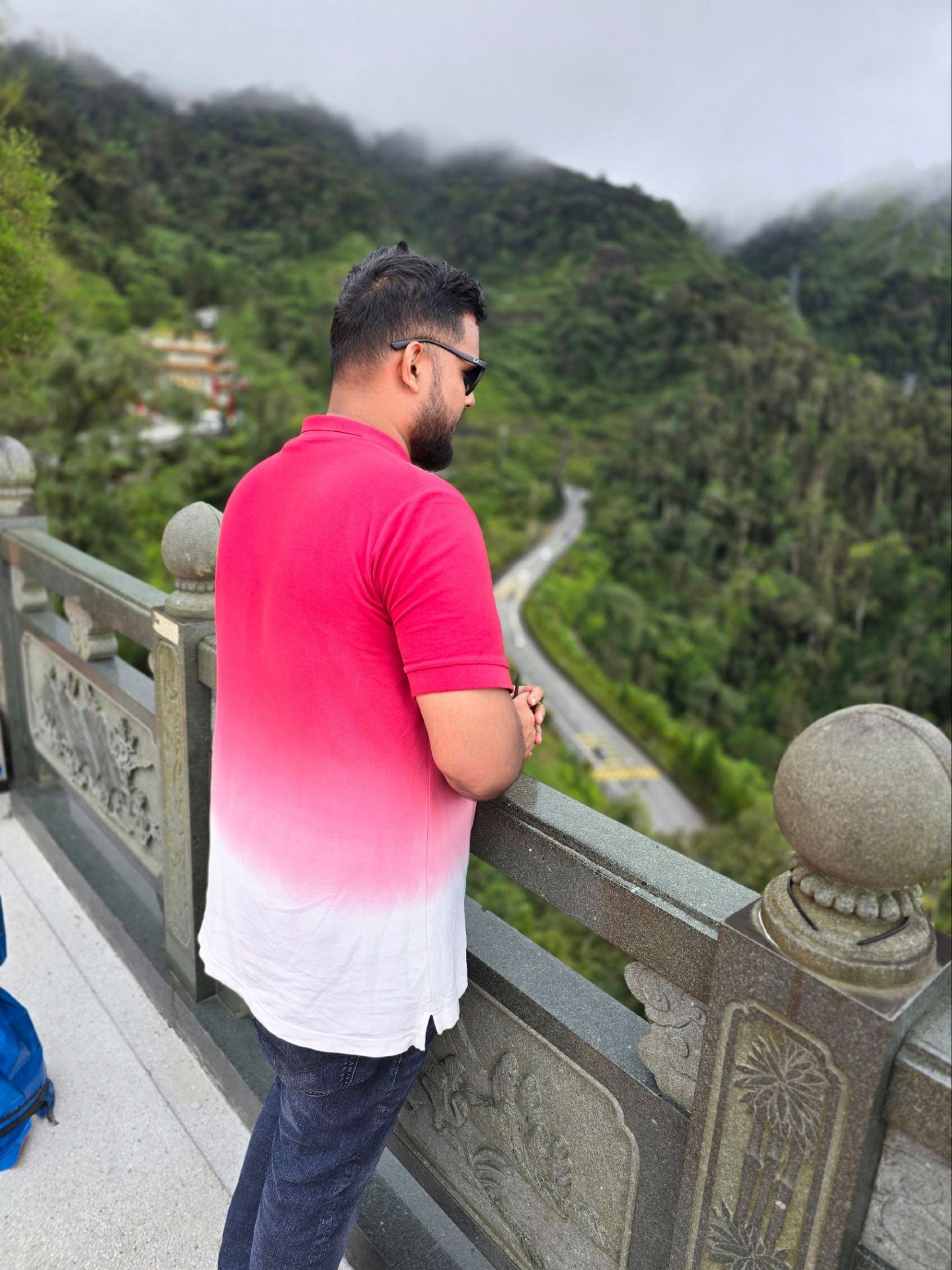 ⛰️ Liburan Sempurna ke Genting Highlands, Malaysia 🇲🇾

Mencari tempat pelarian yang menyegarkan dari hiruk pikuk kehidupan kota? Genting Highlands adalah destinasi yang sempurna! 🌿✨

Terletak di pegunungan Malaysia, resor perbukitan yang indah ini menawarkan cuaca sejuk, pemandangan menakjubkan, atraksi menarik, dan pengalaman tak terlupakan.

Mulai dari menikmati perjalanan kereta gantung yang indah di atas pegunungan hijau yang rimbun hingga menjelajahi SkyAvenue yang semarak, setiap momen di Genting Highlands terasa istimewa. Baik Anda pencinta alam, pencari petualangan, atau sekadar mencari liburan yang santai, destinasi ini memiliki sesuatu untuk semua orang.

📍 Pengalaman Terbaik di Genting Highlands:
🚡 Perjalanan indah dengan kereta gantung Awana SkyWay
🎡 Atraksi seru di Taman Hiburan Genting SkyWorlds
🛍️ Berbelanja dan hiburan di SkyAvenue
🌄 Pemandangan gunung yang menakjubkan dan udara dataran tinggi yang menyegarkan
🍜 Makanan lezat dan beragam pilihan tempat makan

Genting Highlands lebih dari sekadar tempat wisata pegunungan — ini adalah destinasi di mana alam, petualangan, dan hiburan menyatu.

Pernahkah Anda mengunjungi Genting Highlands? Bagikan pengalaman Anda di kolom komentar! 👇

📌 Simpan postingan ini untuk perjalanan Anda berikutnya ke Malaysia dan ikuti saya untuk inspirasi perjalanan lainnya!

#GentingHighlands #MalaysiaTravel #VisitMalaysia #TravelMalaysia #GentingHighlandsMalaysia #AwanaSkyWay #SkyAvenue #TravelPhotography #MountainEscape #Tripcom #TripcomCreator