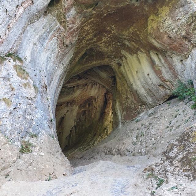 Thor’s Cave, A Hike with Breathtaking Views 