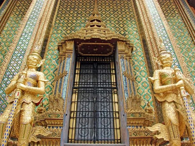 The Grand Palace & Emerald Buddha: A must visiting place in Bangkok!