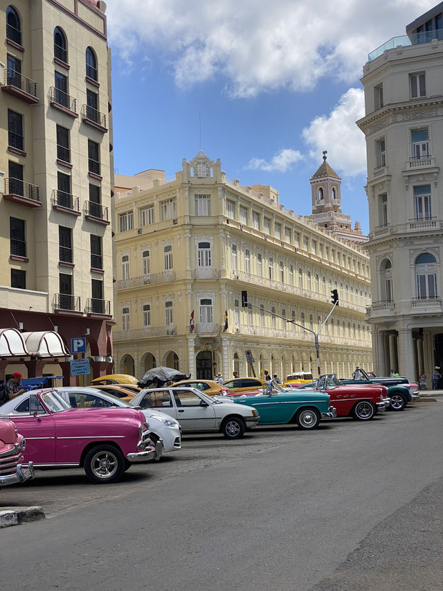 Explore Havana Like a Local: Classic Cars & Colorful Streets 