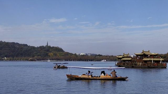 西湖是中國杭州的一處著名景點