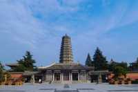 法門寺，又稱法雲寺，位於陝西省寶雞市扶風縣法門鎮，有“關中塔廟始祖之稱”