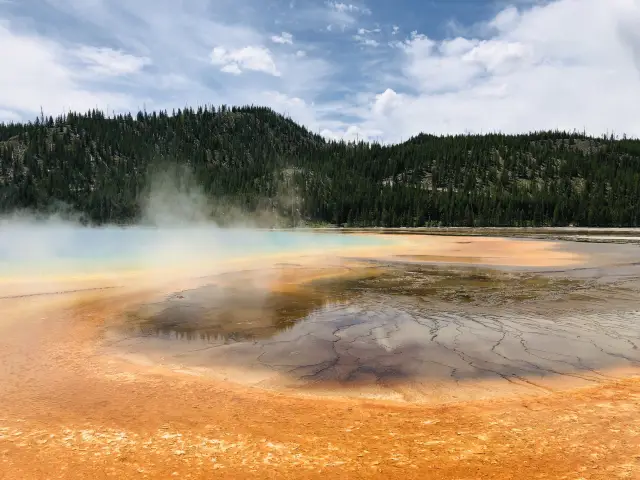 火山口上の絶景：アメリカのイエローストーン国立公園