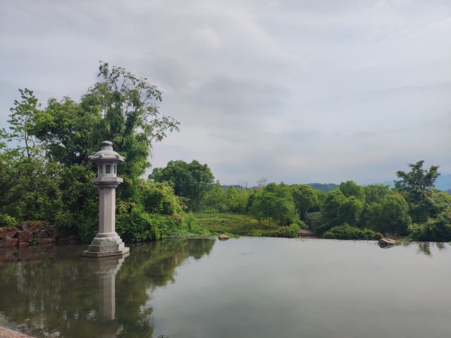 靈峰寺，位於浙江省安吉縣白水灣鄉靈峰山（古稱北天目山），始建於五代梁開平元年（九○七），號「靈峰院」