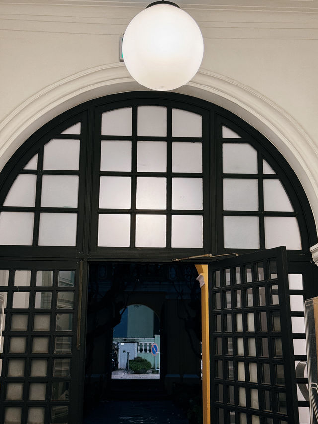 太棒了！鵝黃色的百年建築何東圖書館！