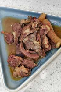 實惠養生的灣區九號鮮切牛肉火鍋。