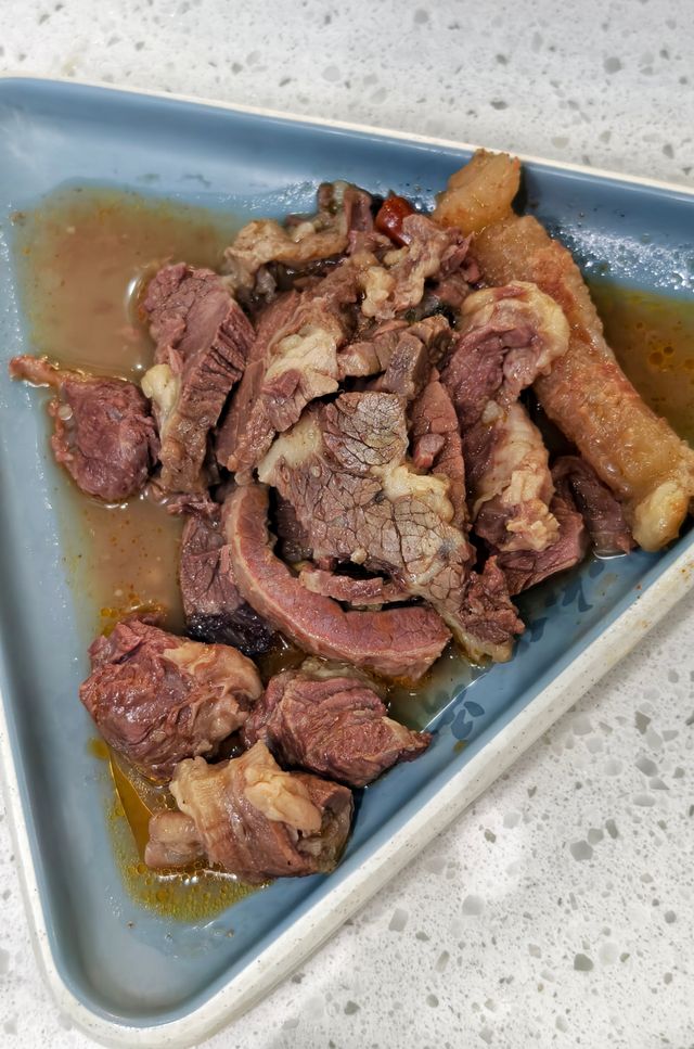 實惠養生的灣區九號鮮切牛肉火鍋。