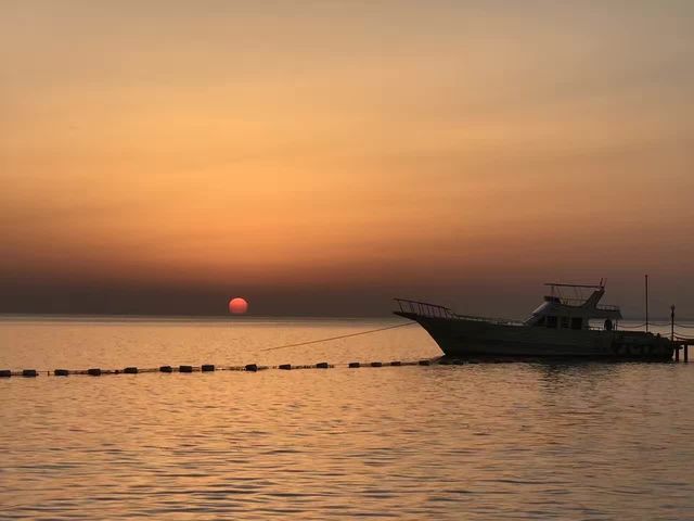 美哉，紅海日出！