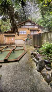 溪水、山谷間露天溫泉-加賀溫泉 花つばき。