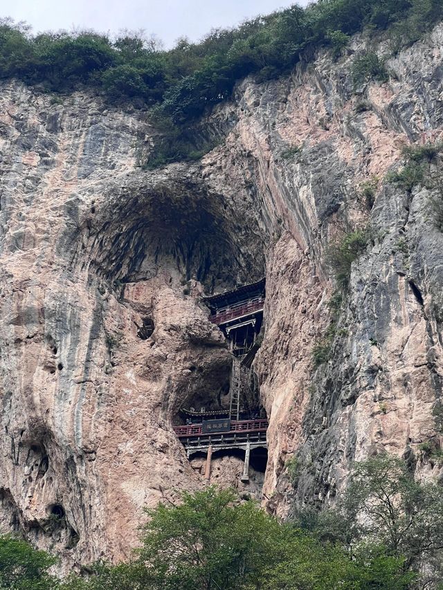 北京門頭溝龍門洞：探秘礫岩溶洞奇觀。