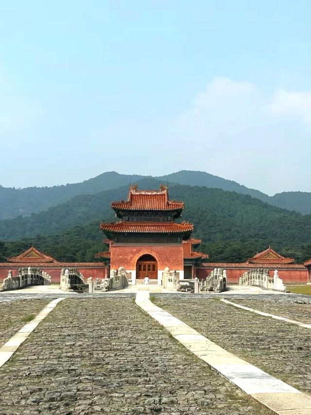 《河北清東陵旅遊指南》。