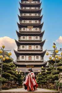 上海市區的真如寺銀杏葉落滿地啦