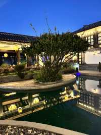 束河這家民宿韻味十足，夜景出片，寂靜的氛圍感十足！