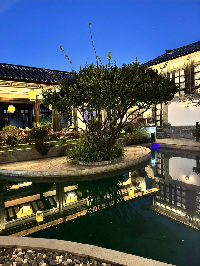 束河這家民宿韻味十足，夜景出片，寂靜的氛圍感十足！