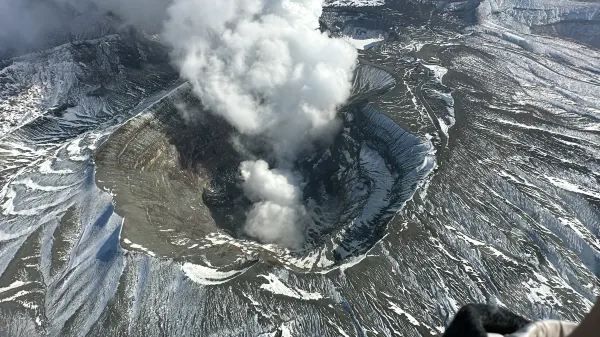 來阿苏火山一定要坐直升機看火山口！