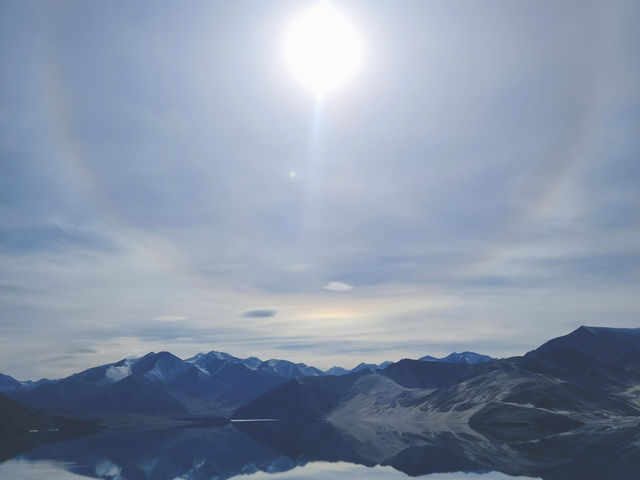 南疆秘境｜帕米爾高原白沙湖：藍綠湖水與白沙山的夢幻交響