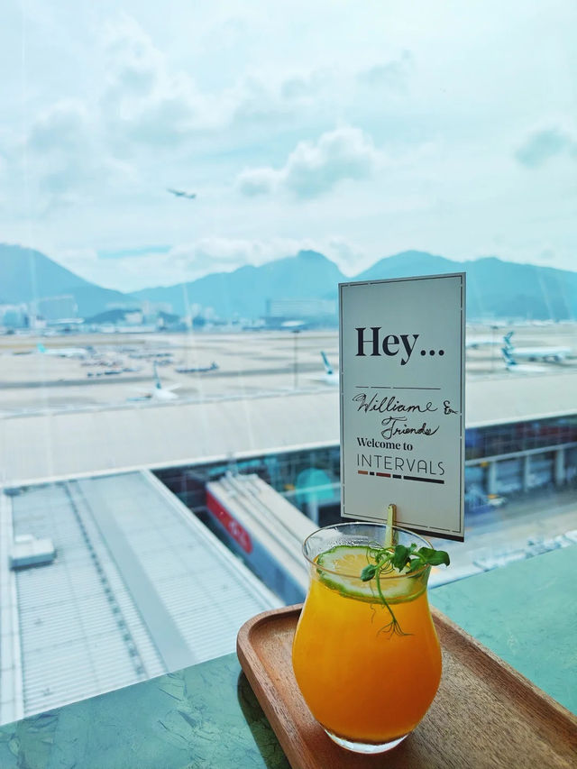 🔥香港機場必去打卡貴賓室！飲住雞尾酒俯瞰飛機起飛～