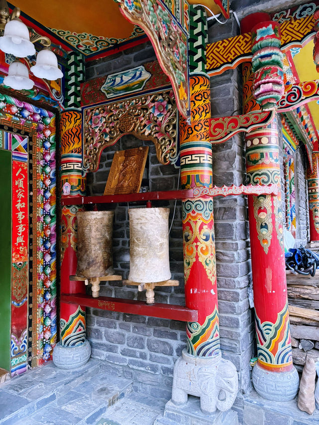 Glimpse of tibetan village 