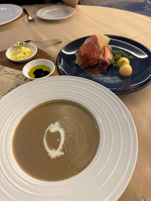 澳門浪漫西餐首選！360度旋轉景觀下的京澳璇宮美食之旅 