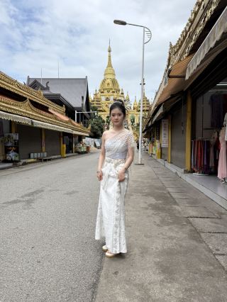 Mangshi Great Golden Pagoda