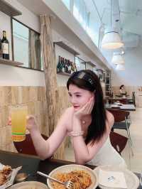今日嘅人設係請食飯嘅靚女姐姐