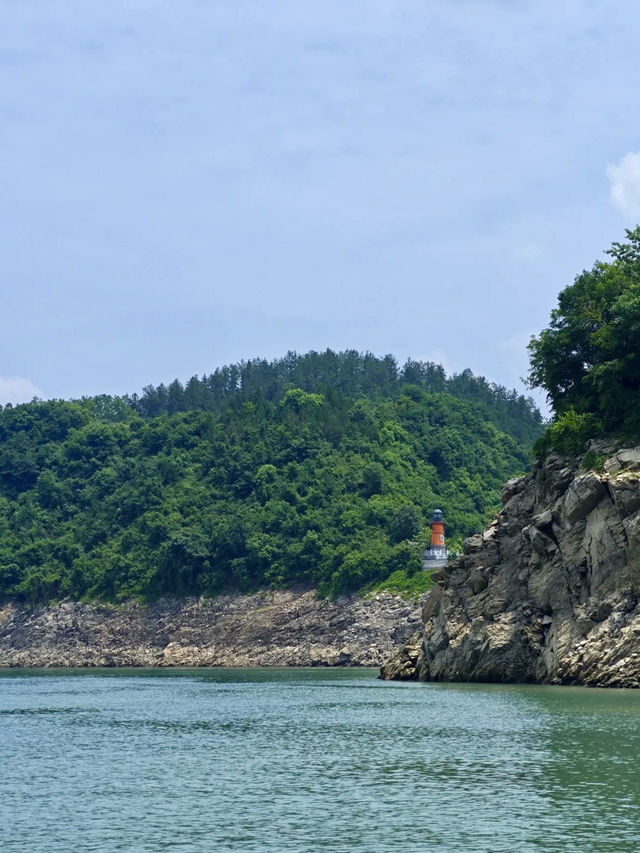 湖光山色間，把心事交給一葉扁舟