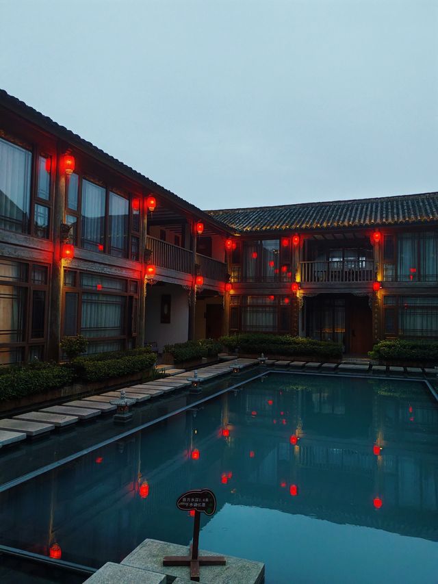 帶娃夜遊古城不累秘訣！住進這座庭院，晚上比白天更精彩～
