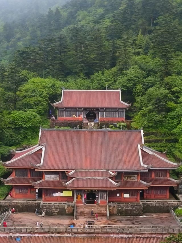 峨眉山金頂｜在雲海和佛光間找到內心的寧靜