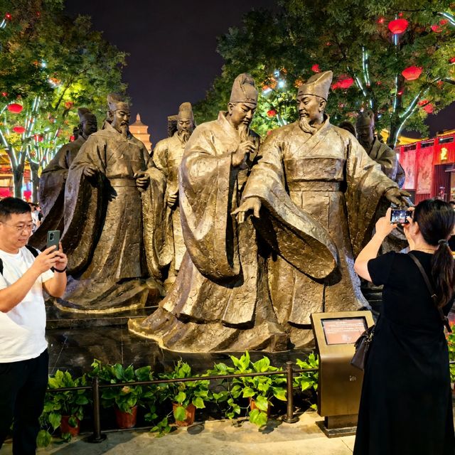 提燈走長安：2025大唐不夜城沉浸式夜遊全攻略