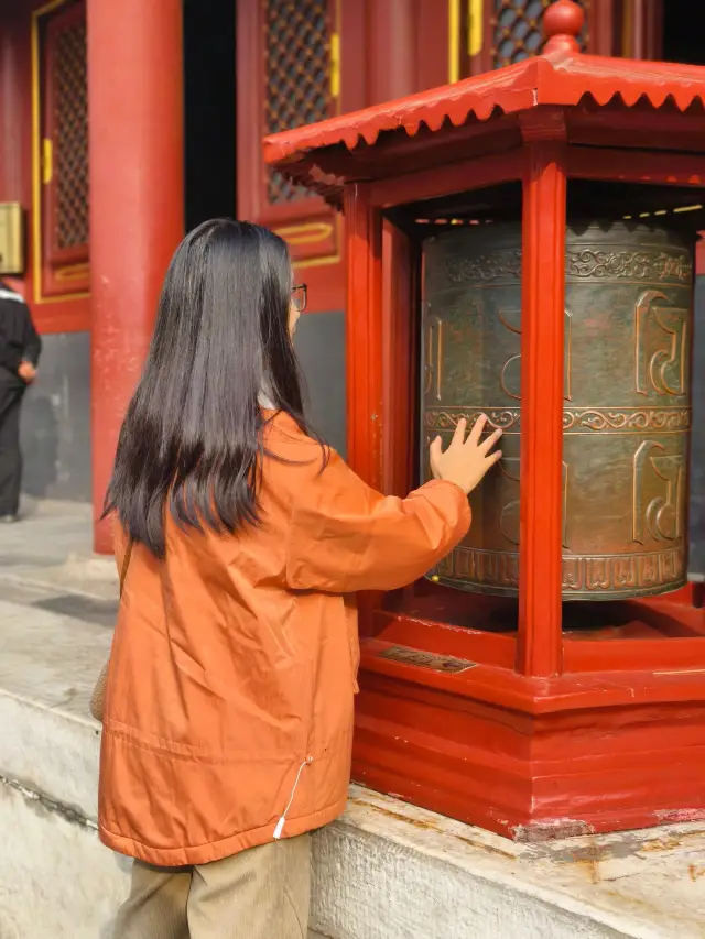雍和宮的秋｜紅牆銀杏配香火，這才是京城秋韻天花板