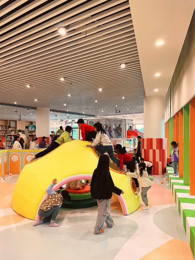 重慶驚現巨型「知識發光體」！這個圖書館讓孩子玩到不想走！