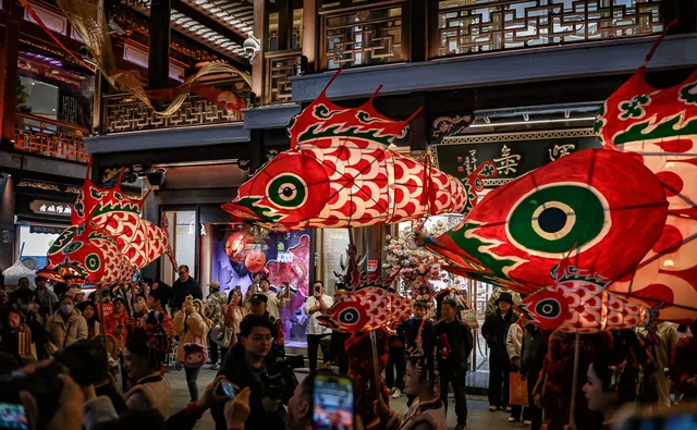 非遺魚燈銜著月光，游進了豫園的夢裡