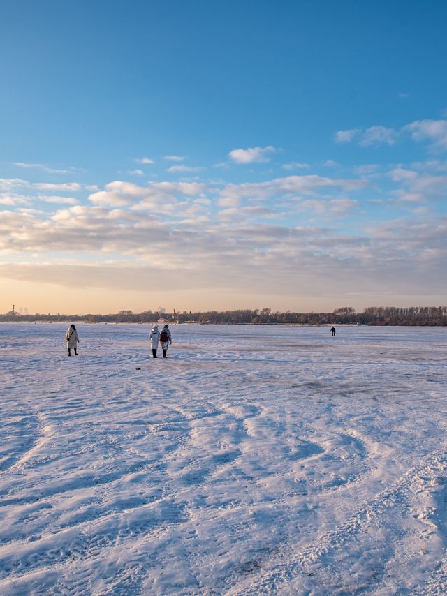 震撼！冰凍期松花江美成天然滑雪場，日落+摩天輪絕了！