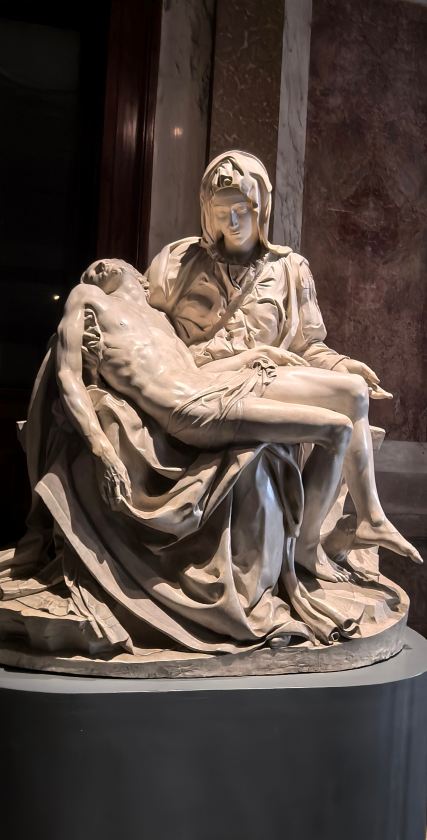 バチカン美術館：ミケランジェロのドームの下で、「人類の群星が輝く