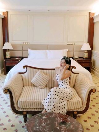The Crowne Plaza Suites Shenzhen Fu Yuan is located in the heart of Shenzhen's bustling Luohu district. As a long-established five-star hotel with over 30 years of history, it has witnessed the city's development and vibrant energy. The hotel upholds the luxurious elegance characteristic of established high-end hotels, maintaining the impeccable attentiveness and warmth of its five-star service.

The hotel's ambiance is consistent with classic luxury hotels in Hong Kong and Macau, adhering to a calm and composed brand core, avoiding blindly following trends, and meticulously crafting elegant details. The interplay of light and shadow in the guest rooms is a highly distinctive feature. Extra-long windows with white sheer curtains allow afternoon sunlight to filter through, creating a warm and bright atmosphere for a relaxing stay. At night, the room lamps cast a soft, warm glow, evoking a rich retro Hong Kong ambiance, as if transporting guests back to the golden age of the millennium.

The hotel is situated in a prime location at the Shenzhen-Hong Kong border, adjacent to a subway station, a bustling commercial district, and the Luohu Port, ensuring efficient and convenient travel between Shenzhen and Hong Kong. #NewYearDestinations2026 #travel2026 #ShenzhenItinerary
