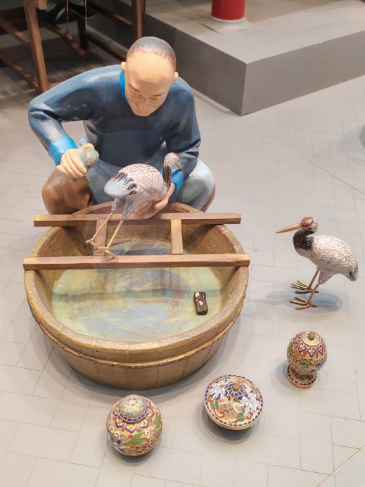 一組泥塑展覽示景泰藍（銅胎掐絲琺瑯）的六大工序 | Trip.com 北京