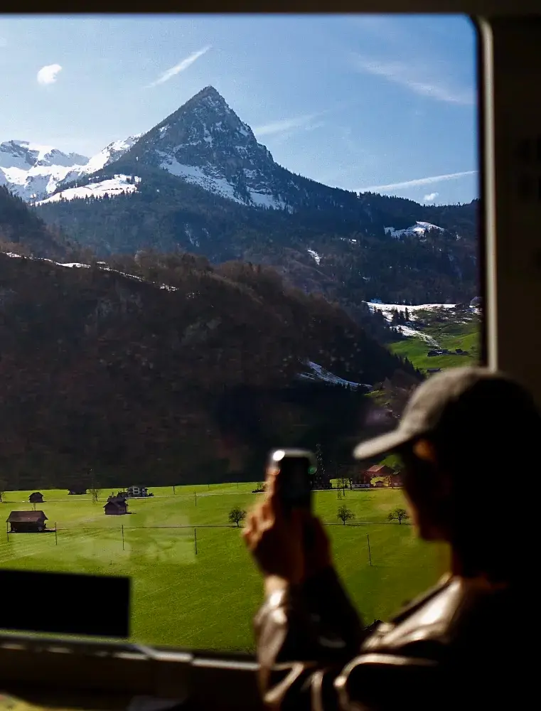 🍁🇨🇭瑞士金色秋季:三天火車之旅,穿梭於湖泊與阿爾卑斯山峰之間