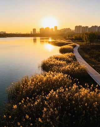 Stay at the ROG Gaming Hotel and unlock hidden, off-the-beaten-path spots around Shuangliu Seaside City