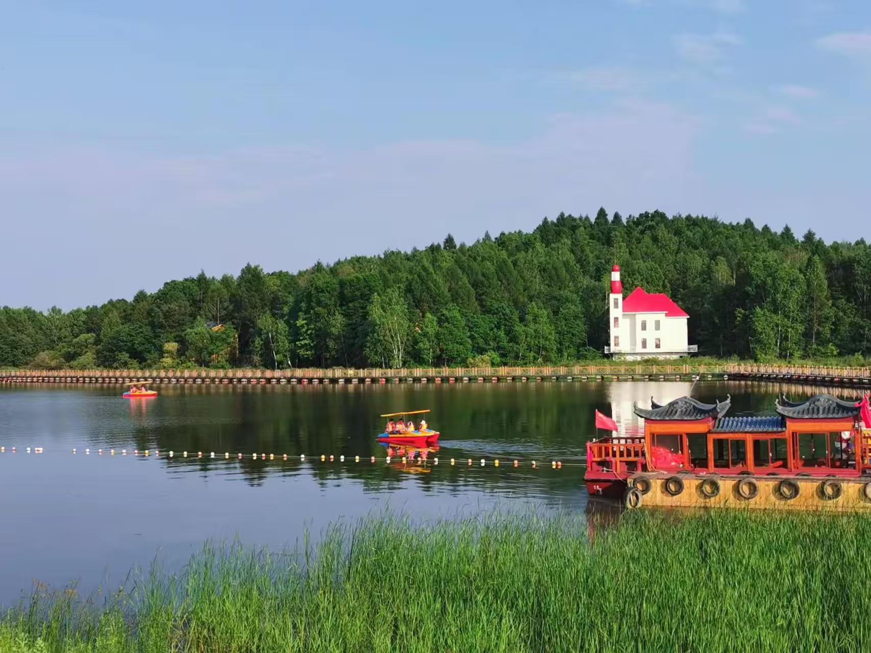 Who can resist! At the serene Baxian Lake, every frame captures the essence of nature.