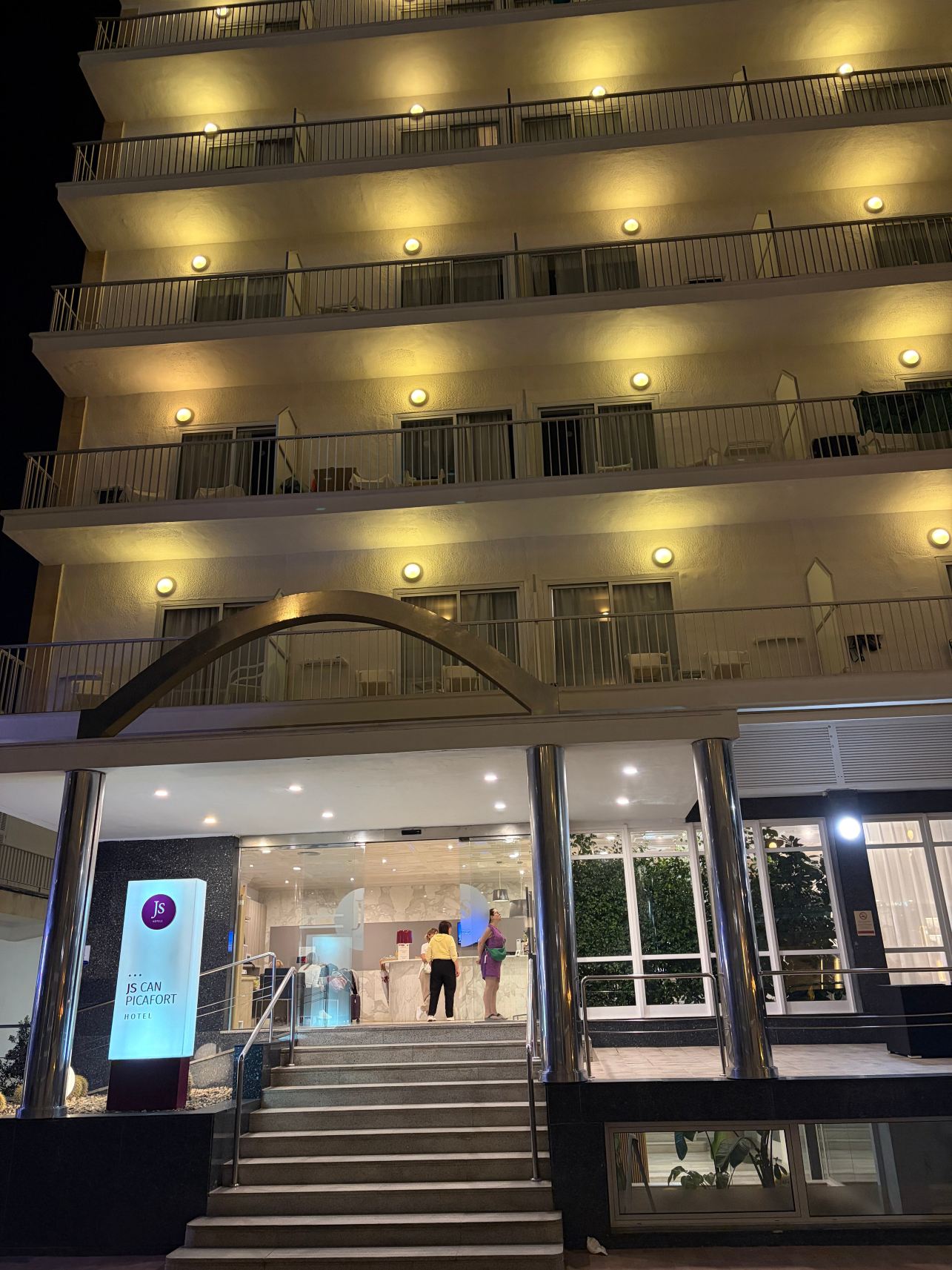 Wonderful Stay with Helpful Staff and Prime Location