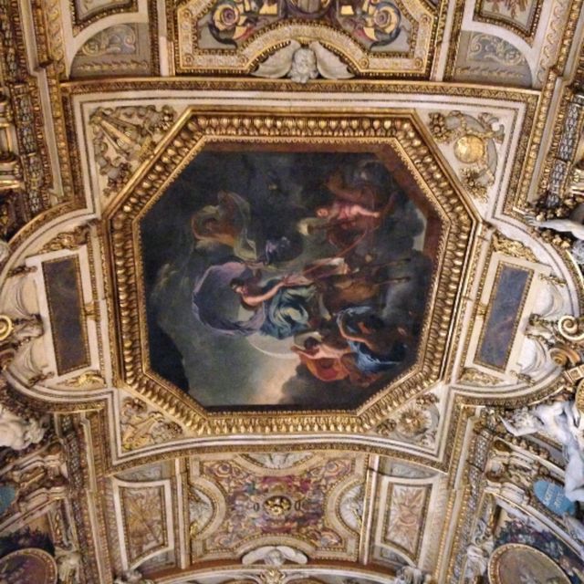 ルーブル美術館、館内の天井絵と通路、等々。