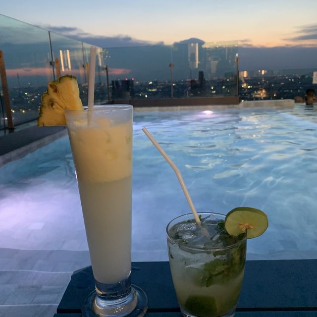 the quarter ari by uhg โรงแรมสระวิวสวย